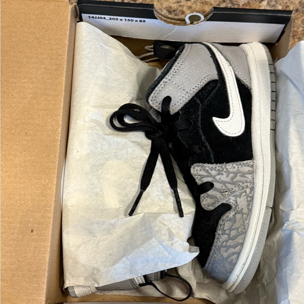 Jordan 1 Mid 
Size 10C